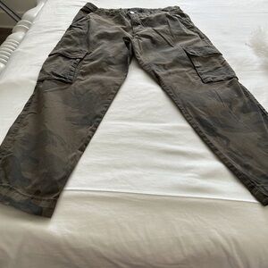 Sanctuary Women’s Olive Cargo Pants. Size 31 waist.
